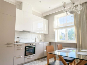 City heart, space, loft view, free parking, Riga